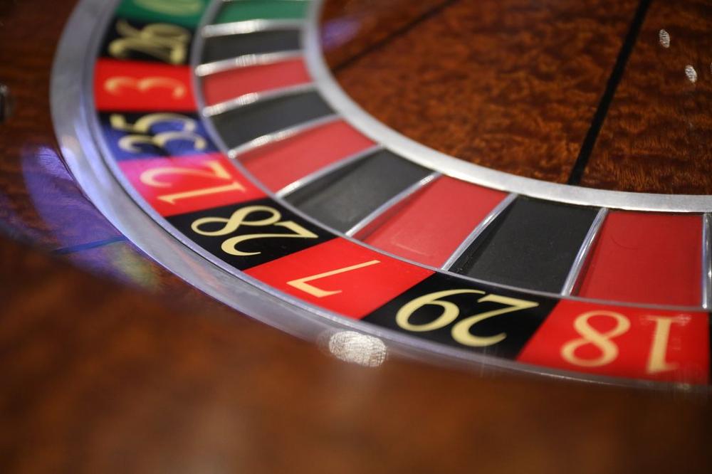 Meja roulette kasino dengan papan nomor dan roda berputar