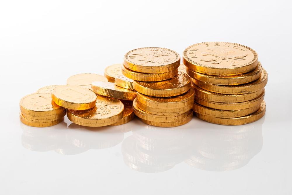 Koin dan uang sebagai ilustrasi cashback harian
