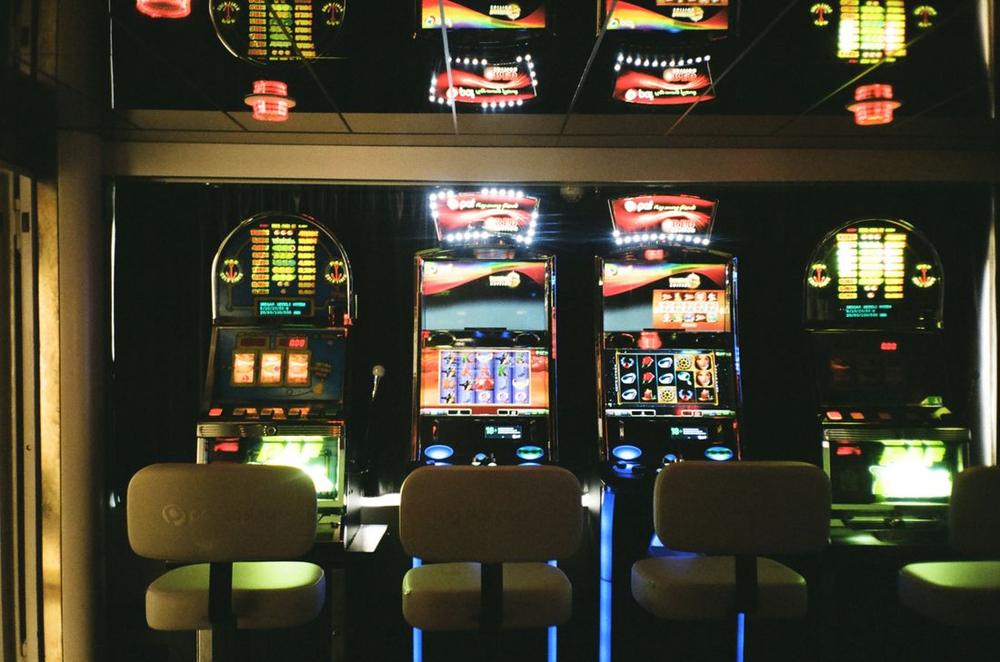 Tampilan permainan mesin slot online dengan gulungan dan simbol khas